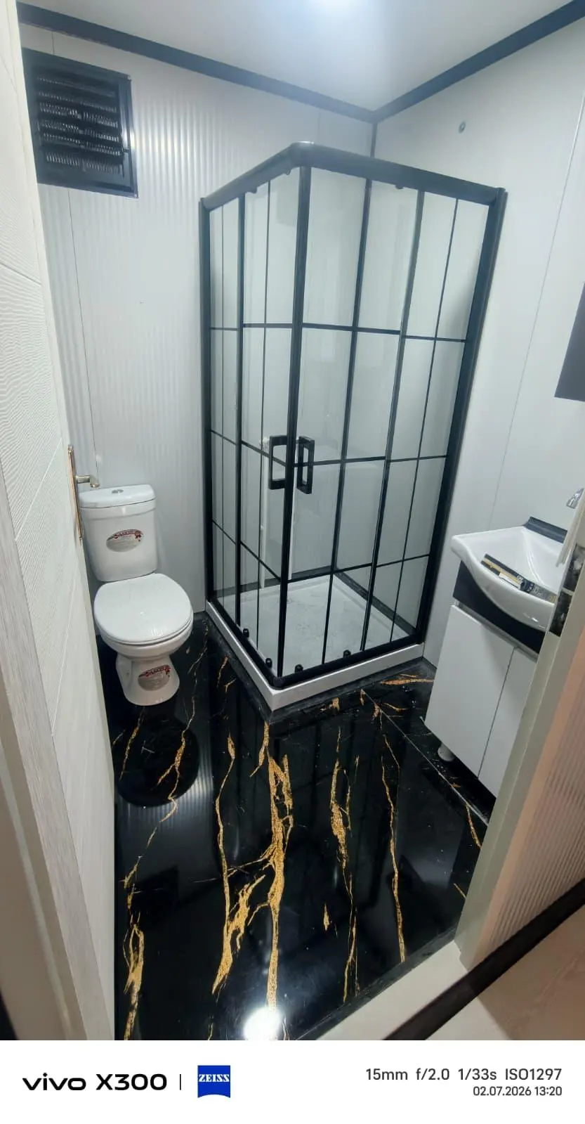 32 m² Modüler Ev: duşakabin ve banyo yerleşimi