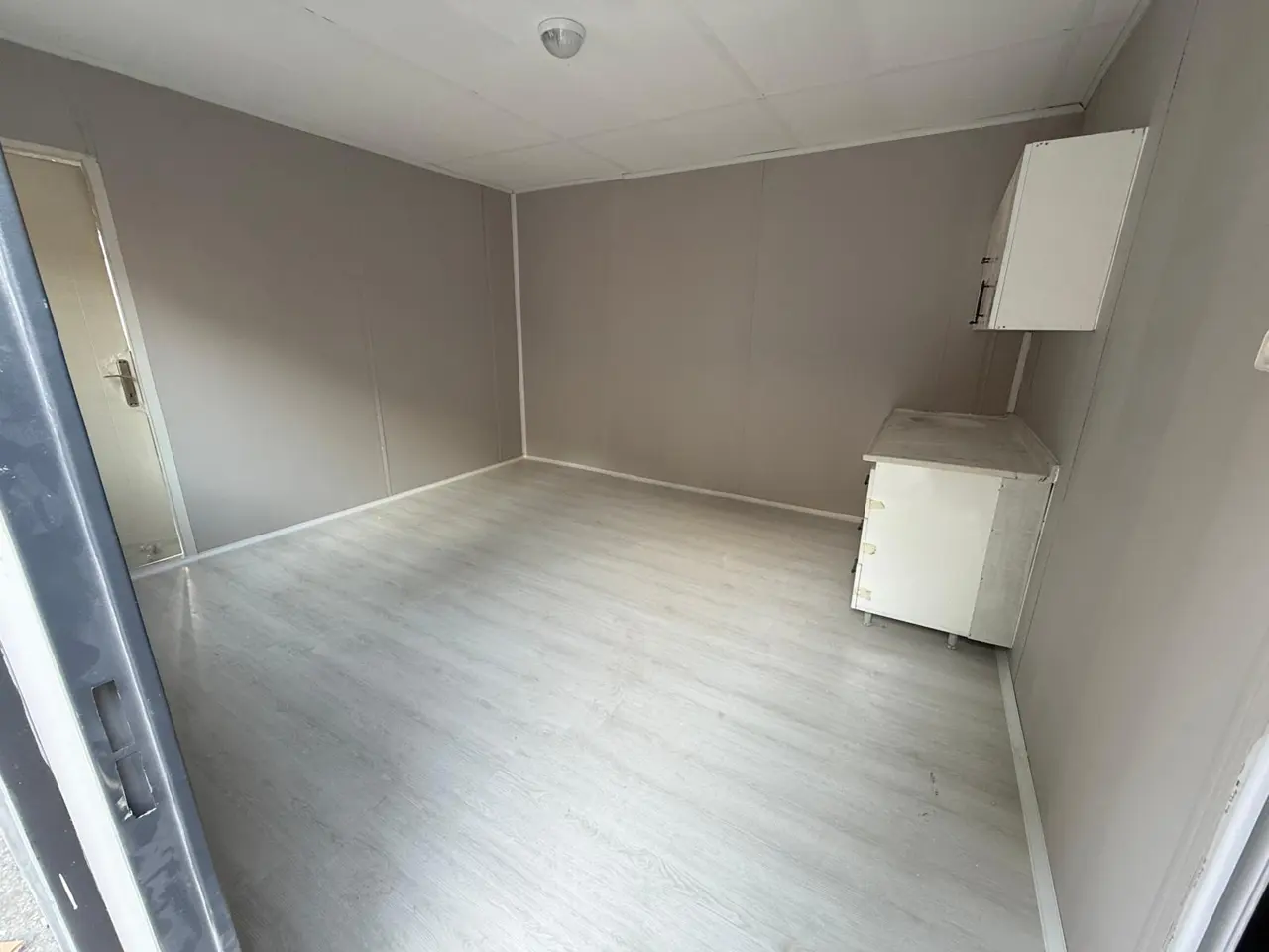 32 m² Modüler Ev: uzun iç hacim ve pencere