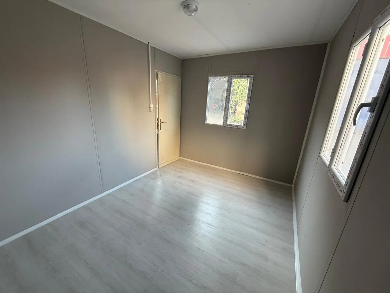 32 m² Modüler Ev: boş odada yan duvar ve zemin