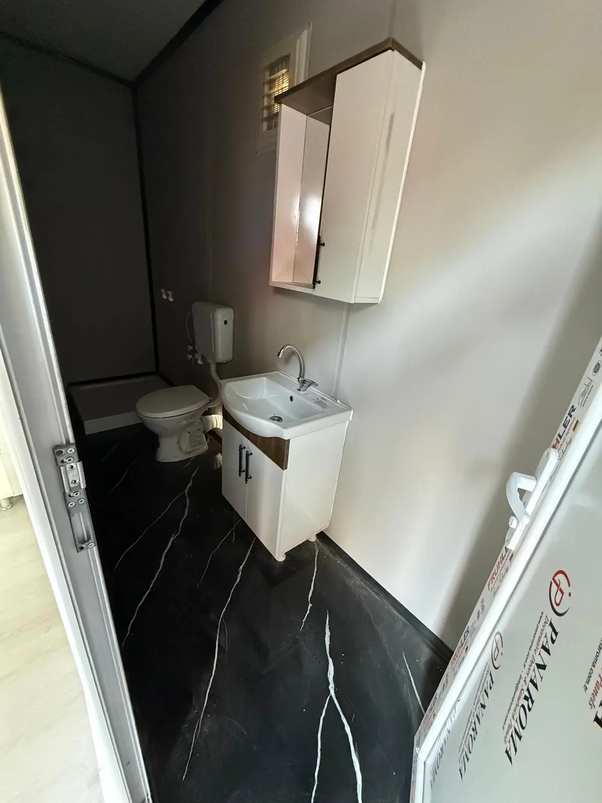 32 m² Modüler Ev: banyo dolabı ve lavabo