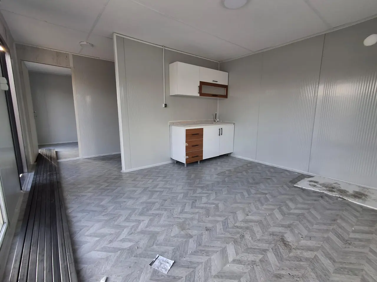 32 m² Modüler Ev: i̇ç mekanda mutfak ve pencere
