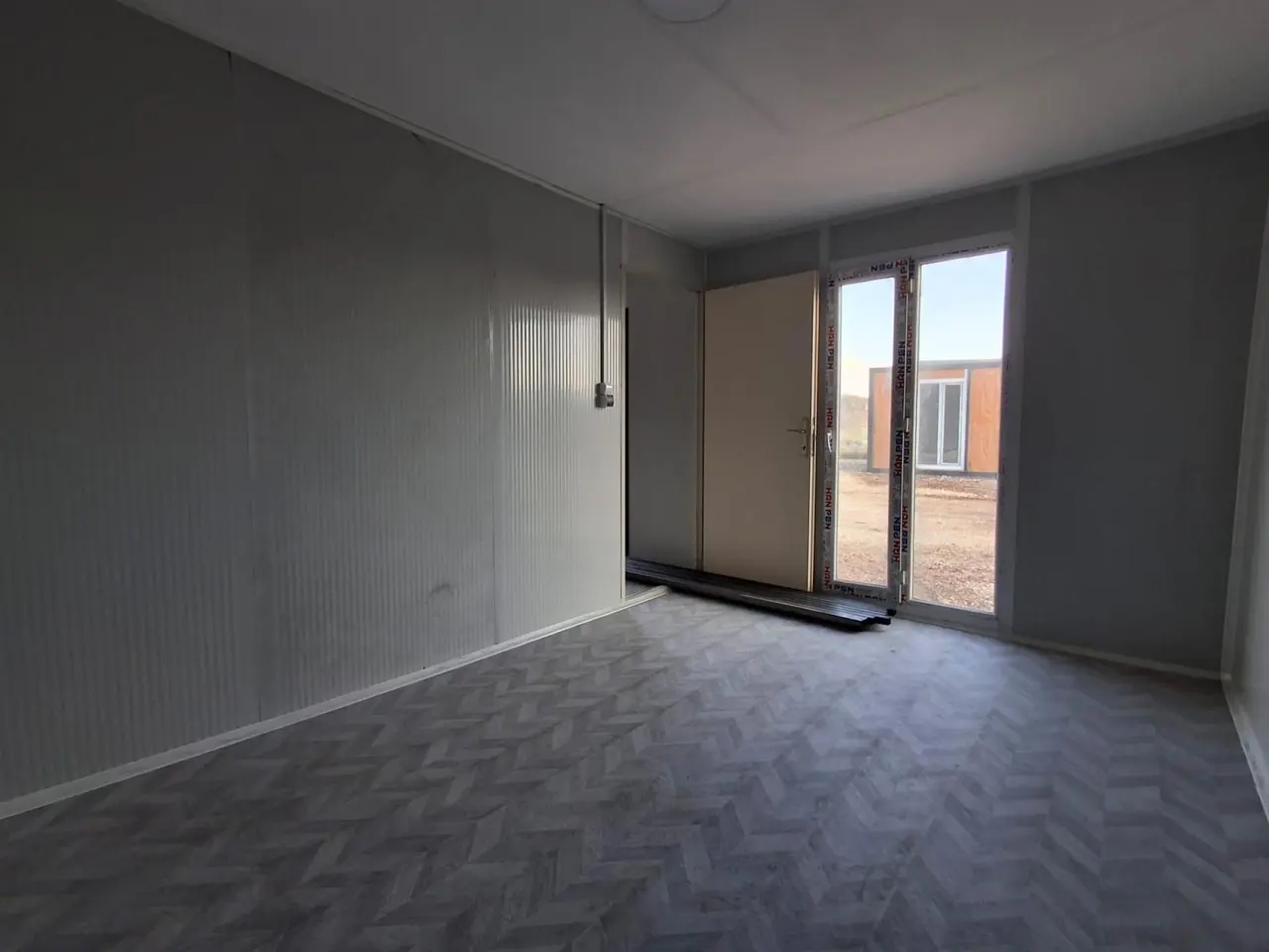 32 m² Modüler Ev: yaşam alanında ışık ve gölgeler