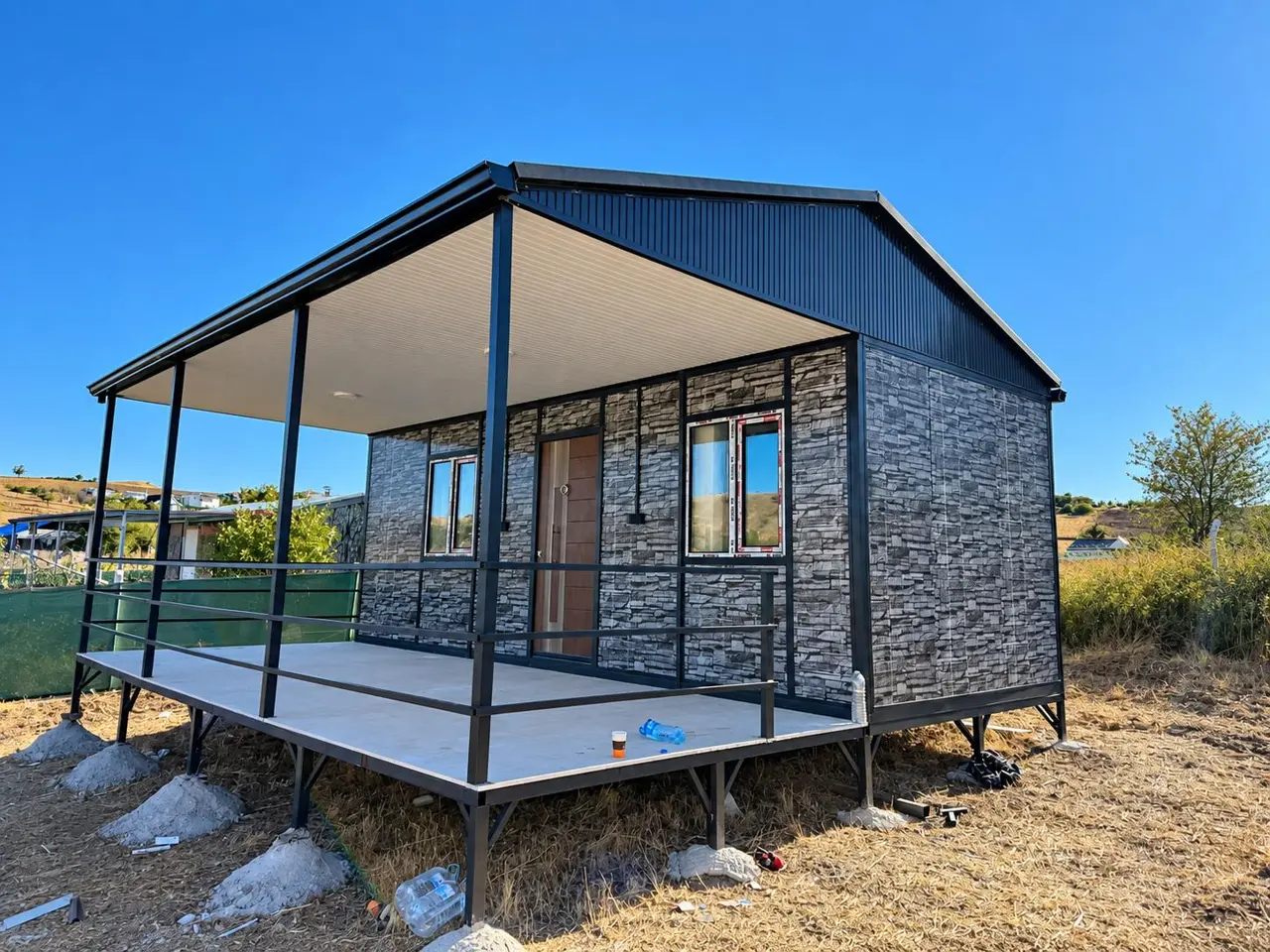 42 m² Modüler Ev: taş desenli cephe ve geniş veranda
