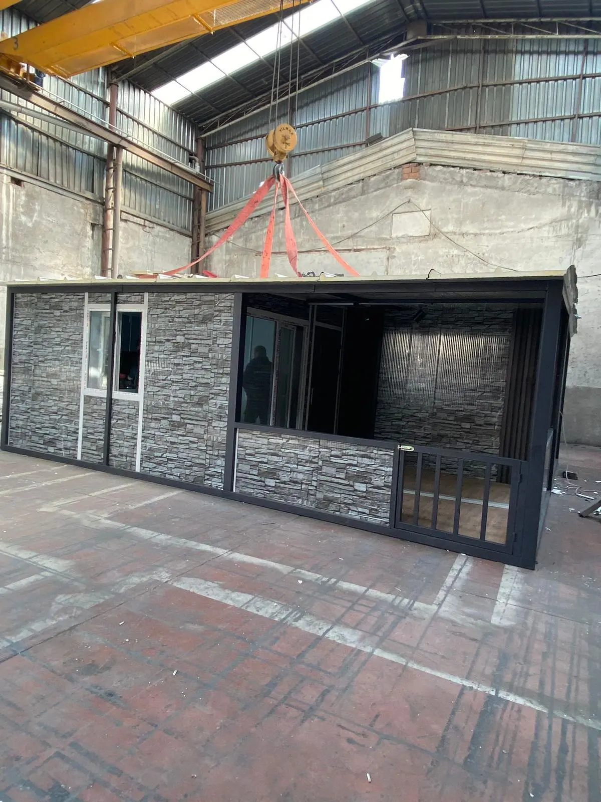 42 m² Modüler Ev EKO: geniş ön cephe ve pencere yerleşimi