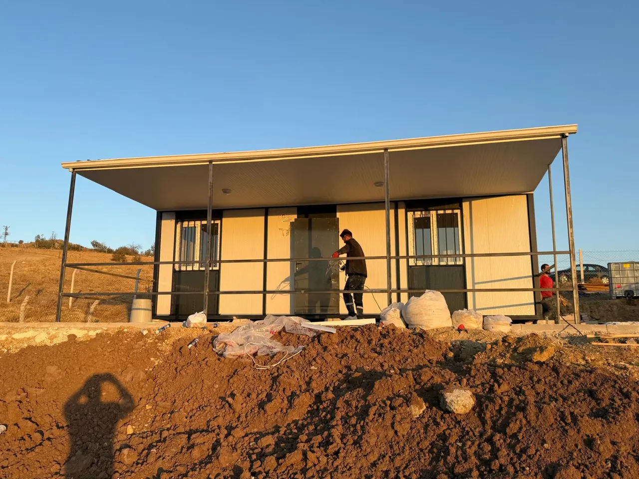 56 m² Modüler Ev: geniş camlı giriş cephesi