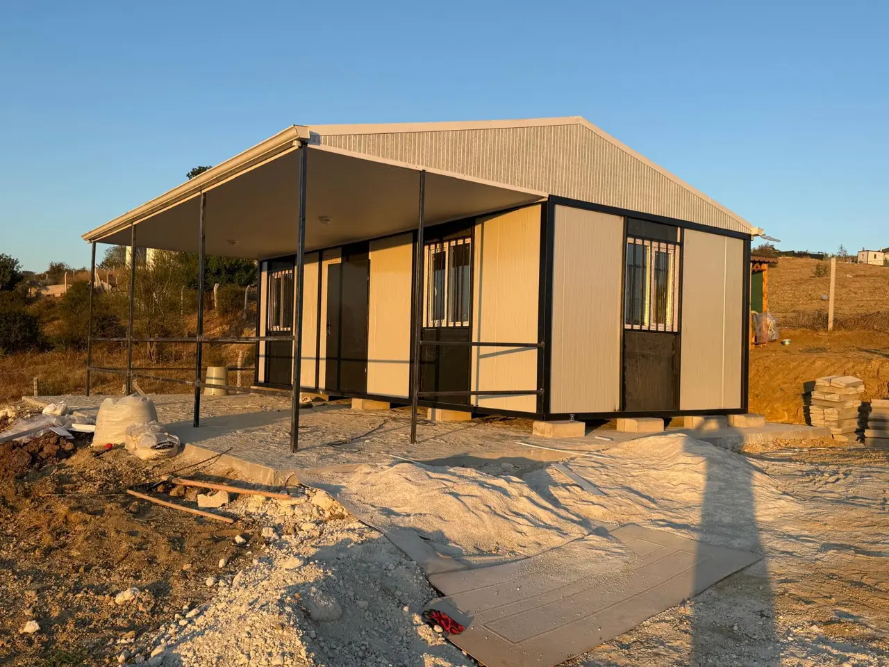 56 m² Modüler Ev: köşe cepheden veranda görünümü