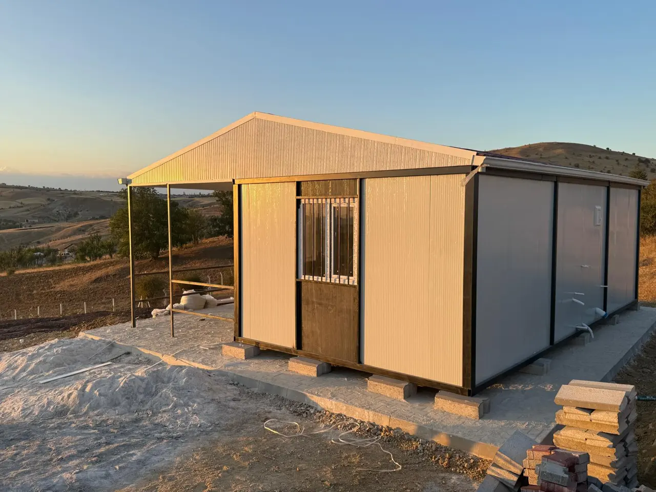 56 m² Modüler Ev: açık renk kaplama ve yan pencere