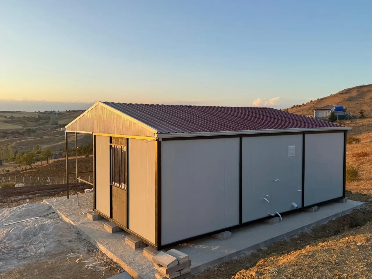 56 m² Modüler Ev: uzun yan cephenin çatıyla ilişkisi