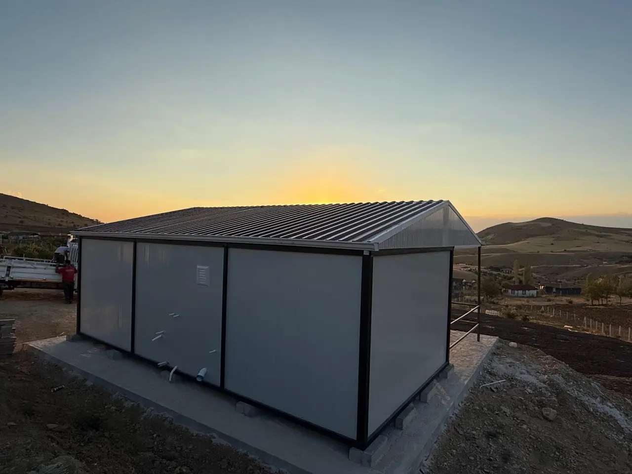 56 m² Modüler Ev: arka cepheye akşam bakışı