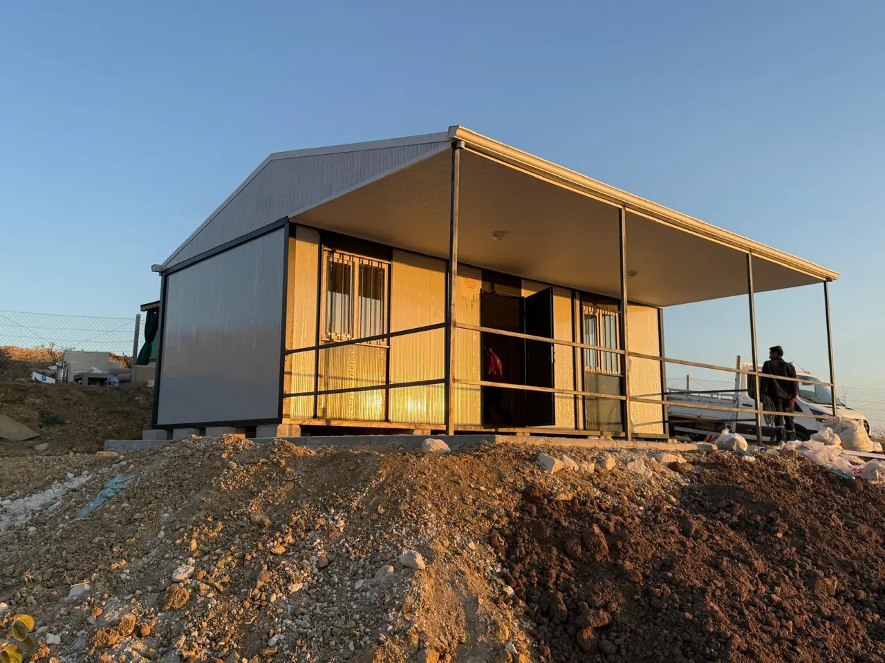 56 m² Modüler Ev: giriş sundurmasına cepheden bakış