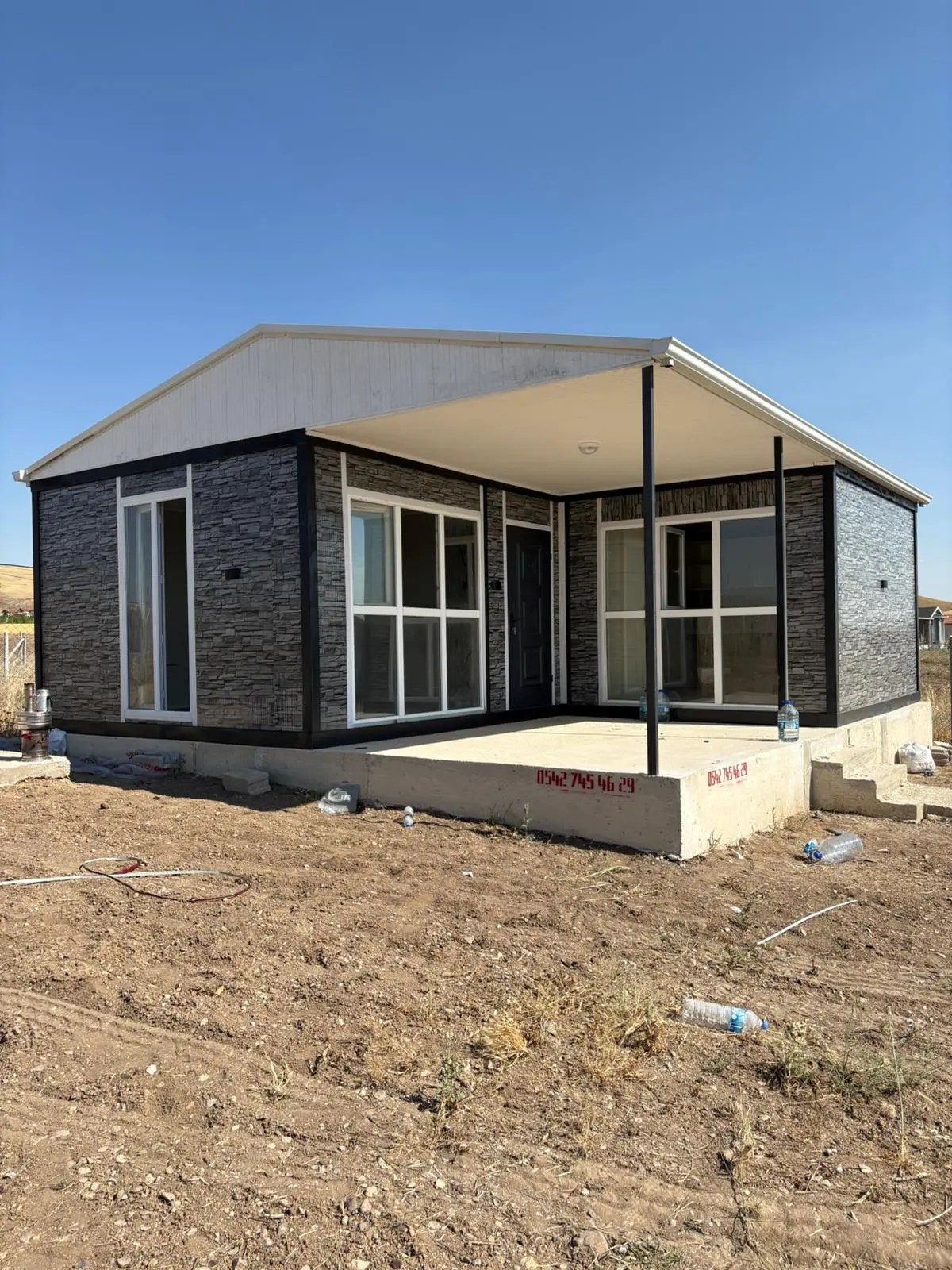 56 m² Modüler Ev: ön cephede çatı ve kolonlar