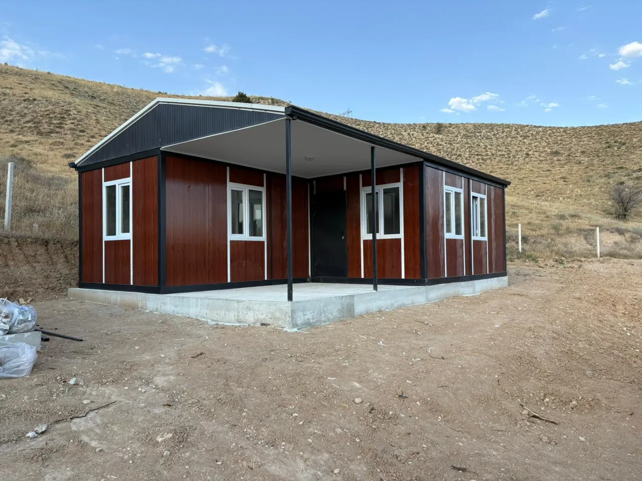 56 m² Modüler Ev: koyu ahşap görünümlü kaplama
