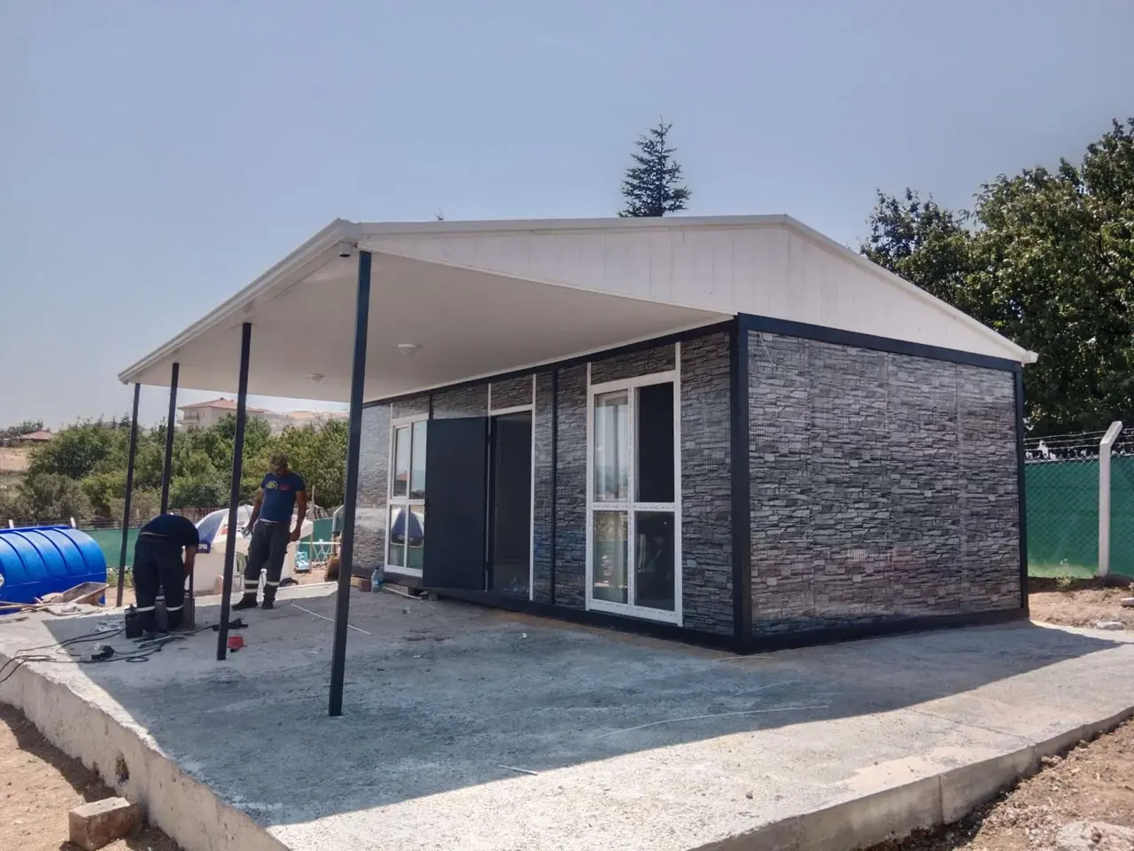 56 m² Modüler Ev: taş desenli cepheye köşe bakışı