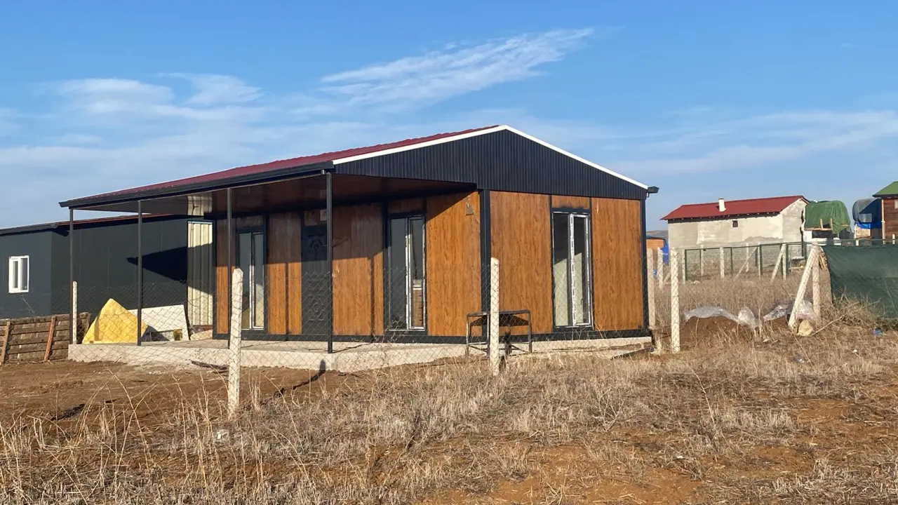 56 m² Modüler Ev: ahşap görünümlü cephe ve veranda