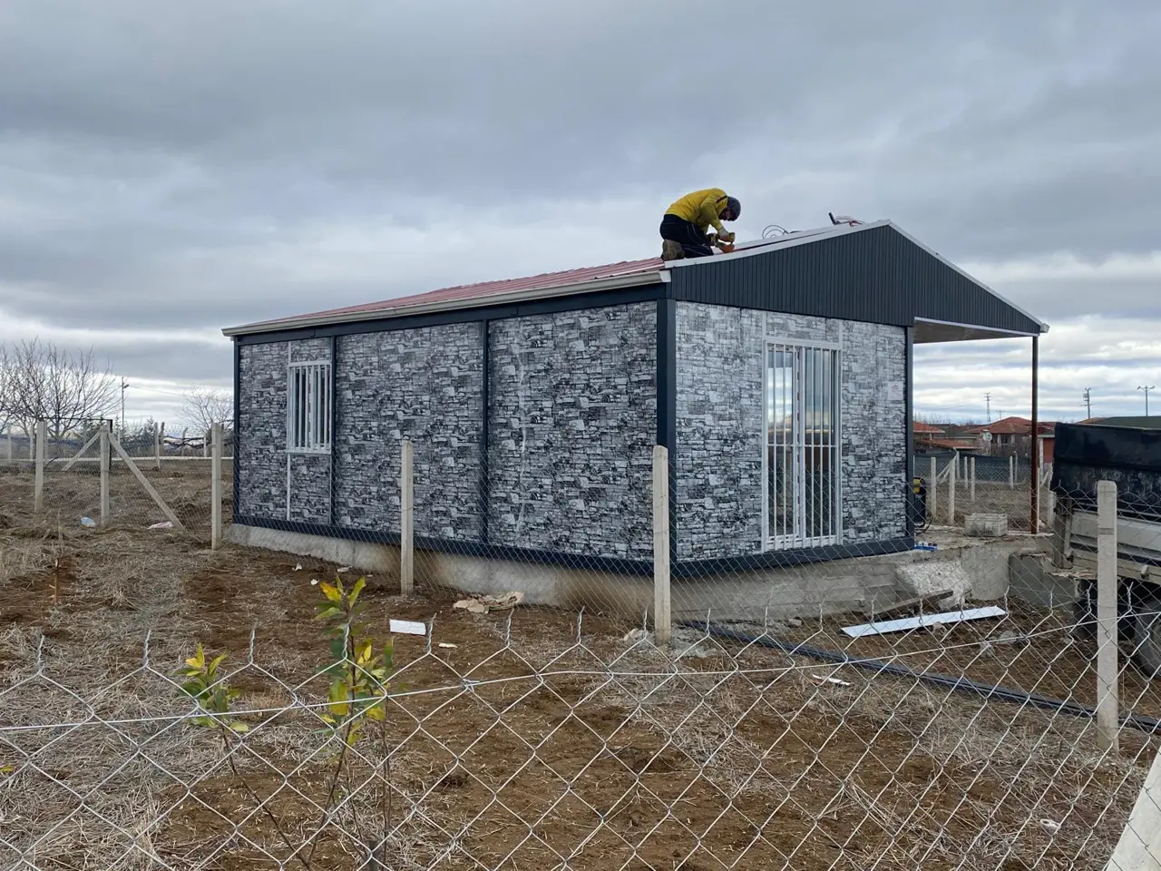 56 m² Modüler Ev: taş desenli yan cephe