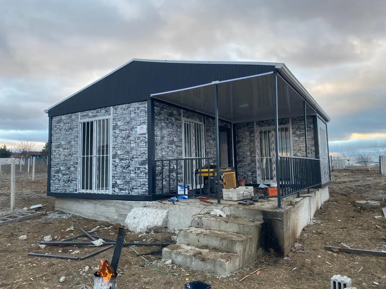 56 m² Modüler Ev: taş desenli giriş cephesi