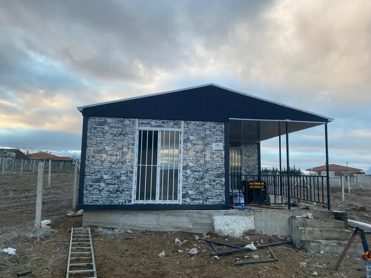56 m² Modüler Ev: veranda korkuluğu ve ön pencereler