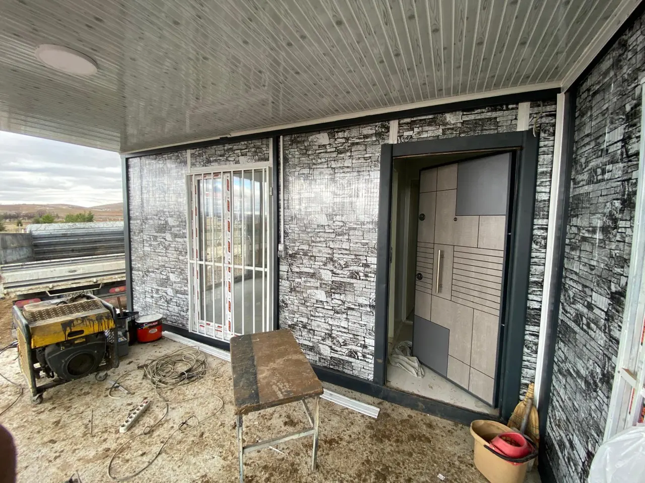 56 m² Modüler Ev: örtülü girişte kapı yerleşimi