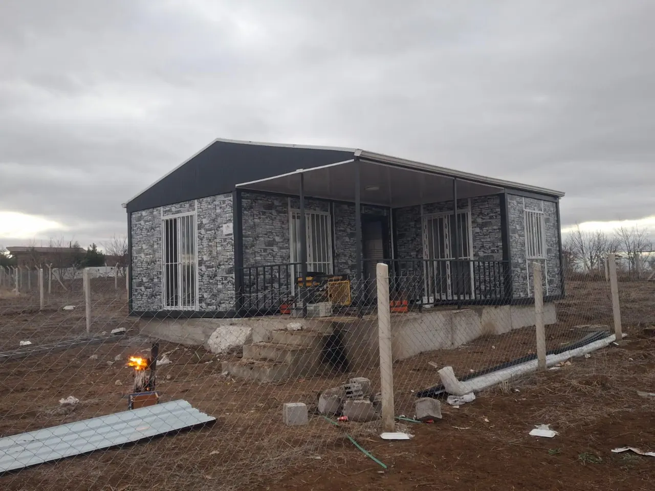 56 m² Modüler Ev: arazi üzerinde modülün köşe görünümü