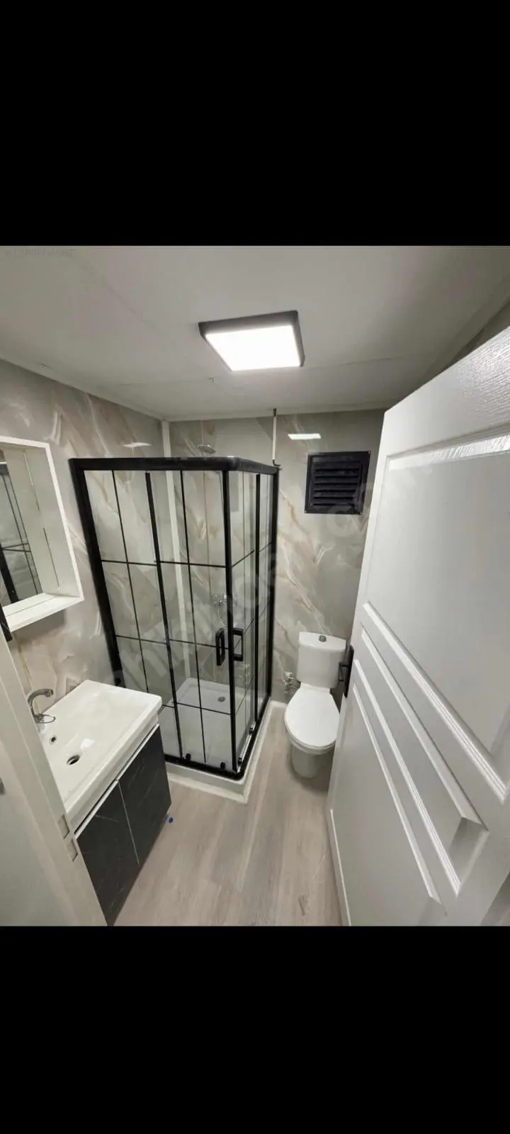 56 m² Modüler Ev: dar banyoda duş ve lavabo
