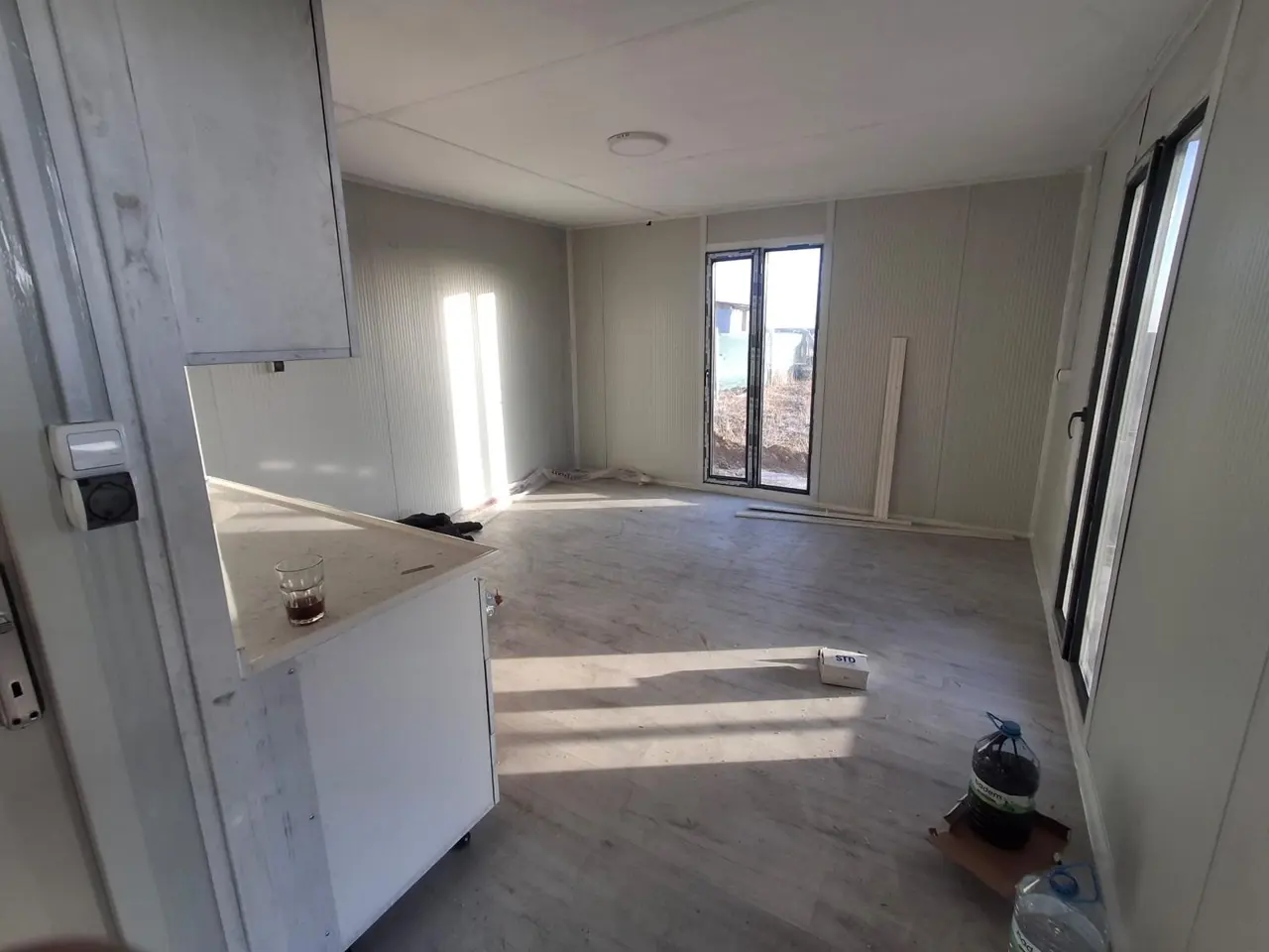 56 m² Modüler Ev: mutfaklı yaşam alanında pencere
