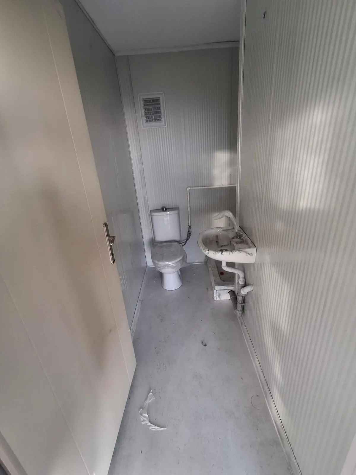 56 m² Modüler Ev: banyoda klozet ve lavabo