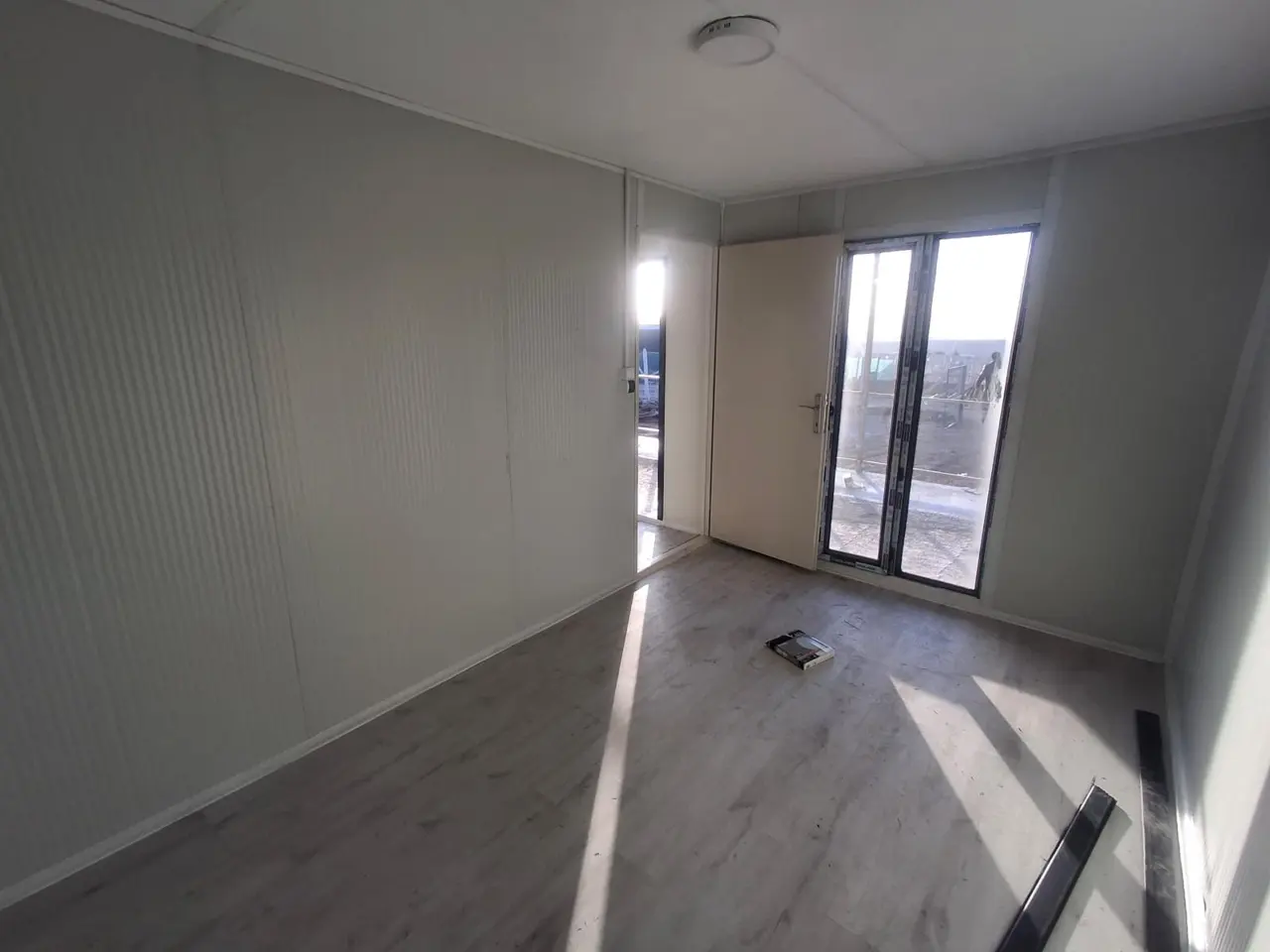 56 m² Modüler Ev: boş iç odada zemin görünümü