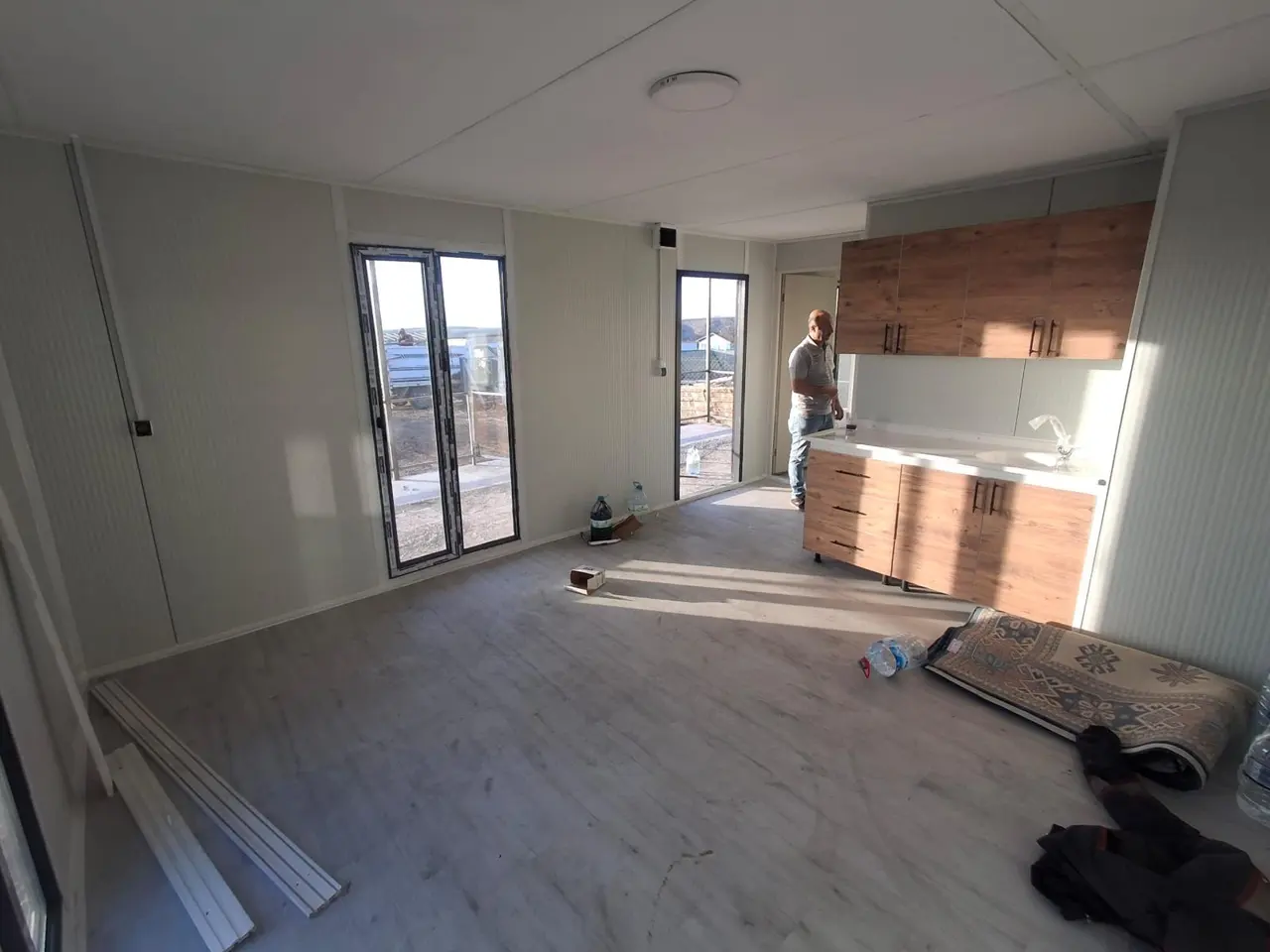 56 m² Modüler Ev: mutfak köşesi ve yan pencere