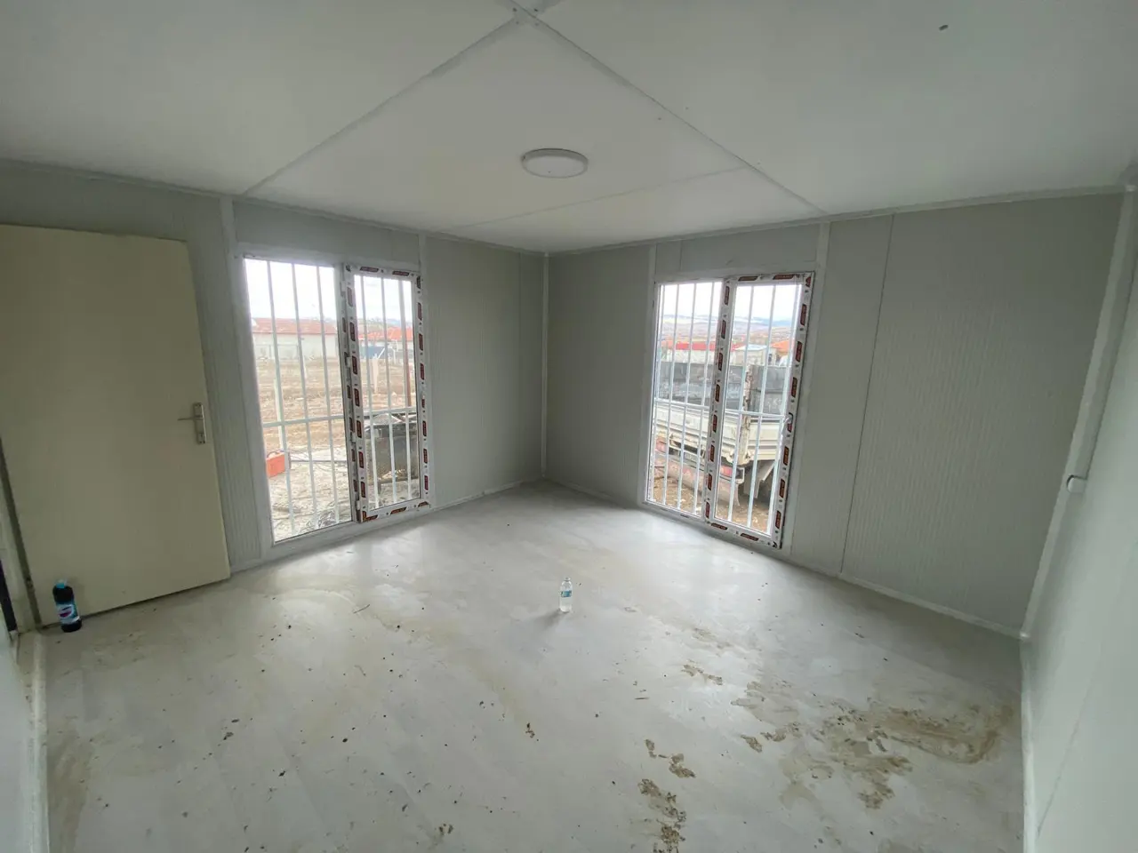 56 m² Modüler Ev: i̇ç odada iki pencere