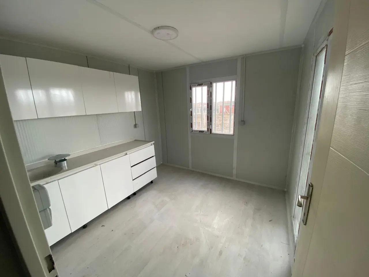 56 m² Modüler Ev: beyaz mutfak dolapları ve tezgah