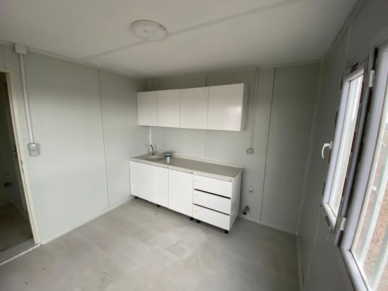 56 m² Modüler Ev: mutfak duvarına cepheden bakış