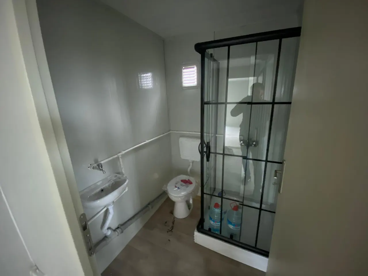 56 m² Modüler Ev: duşakabin ve lavabo dolabı