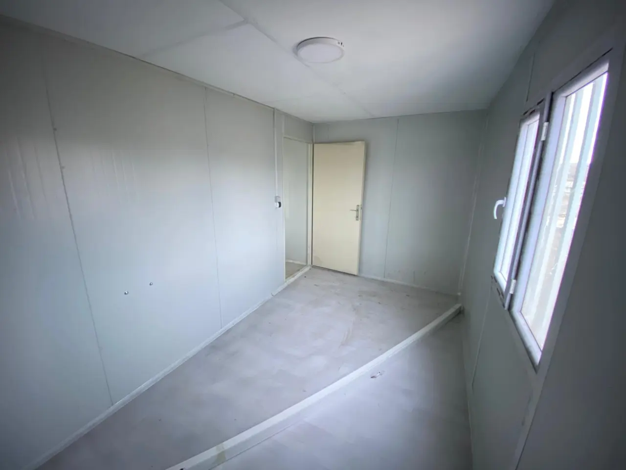 56 m² Modüler Ev: uzun odada pencere düzeni