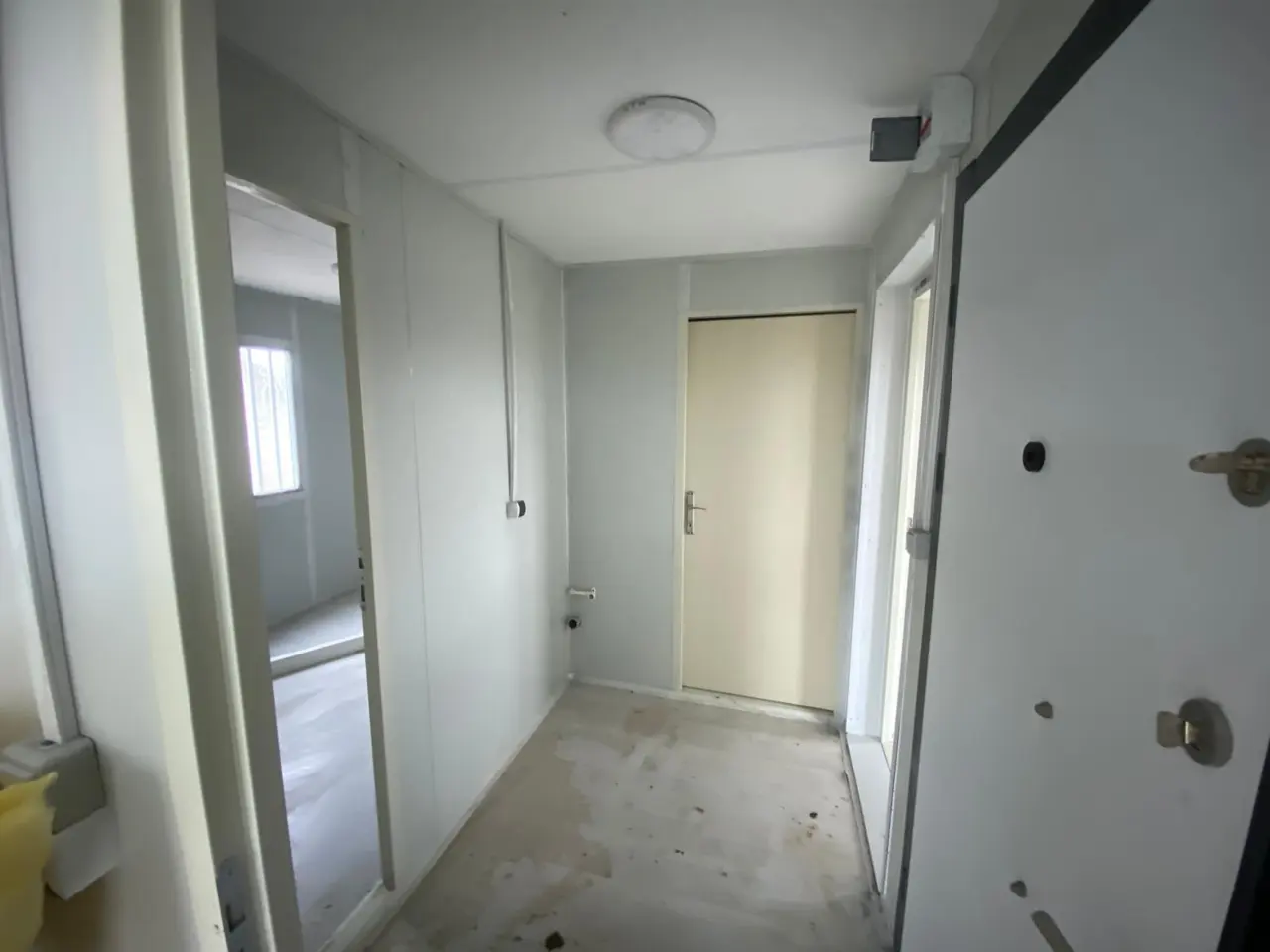 56 m² Modüler Ev: i̇ç koridor ve oda kapıları