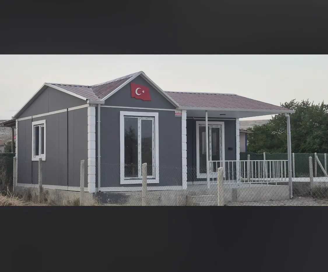 56 m² Prefabrik Ev: üçgen çatı ve geniş ön pencere