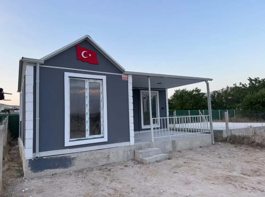 56 m² Prefabrik Ev: ön cephede camlı kapı