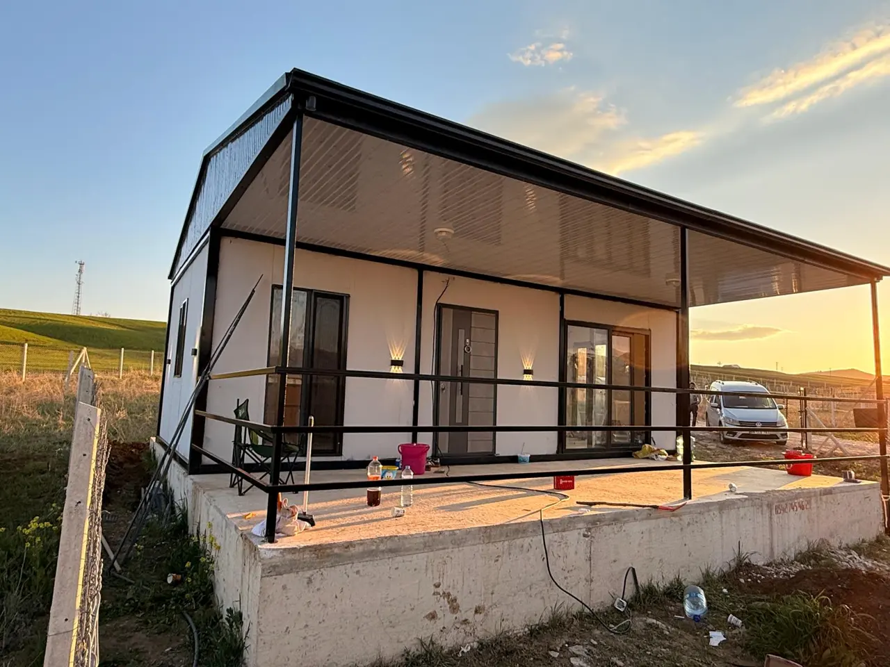 56 m² Prefabrik Ev: veranda korkuluğu ve camlı giriş