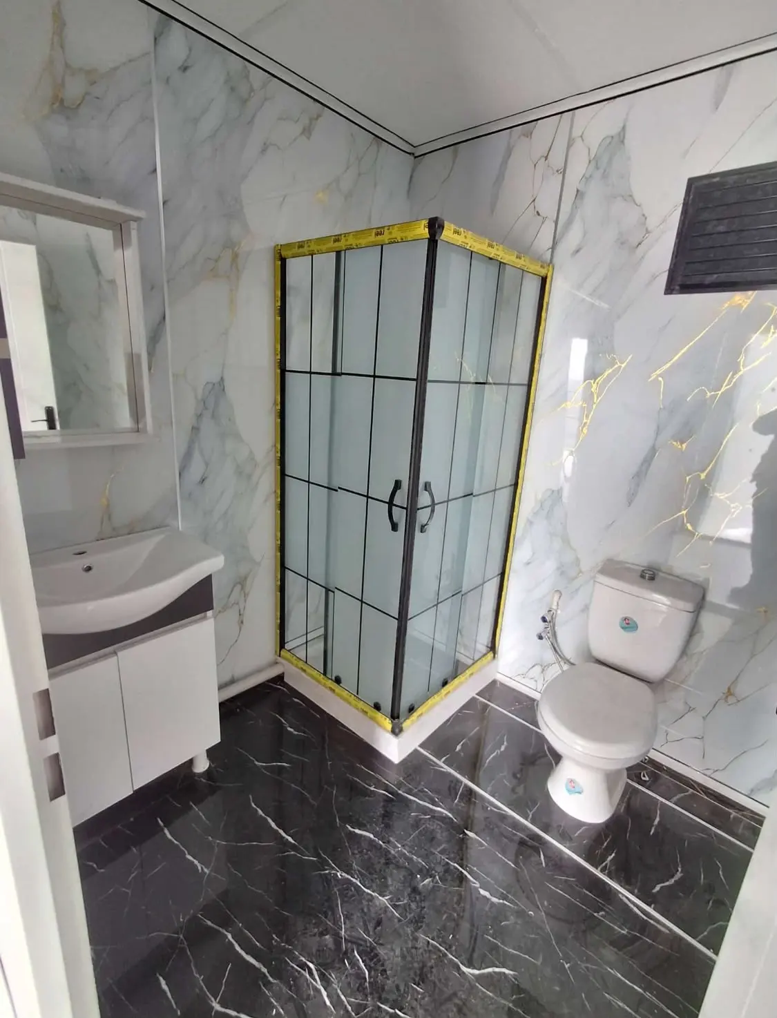 56 m² Prefabrik Ev: banyo dolabı ve cam duşakabin