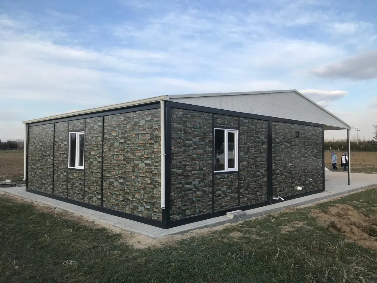 64 m² Modüler Ev: taş desenli köşe cephe