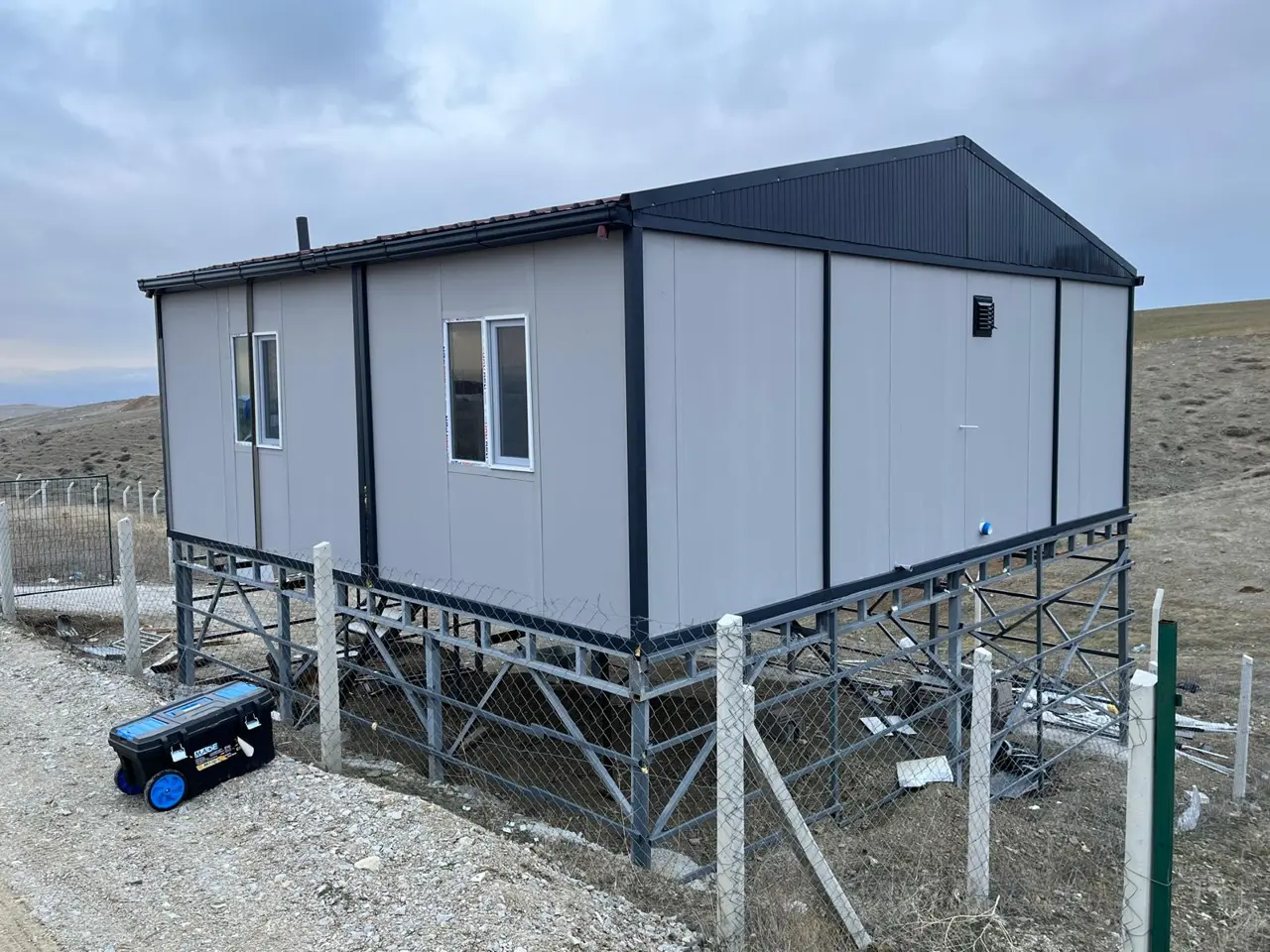 64 m² Prefabrik Ev: yükseltilmiş modülde açık renk yan cephe