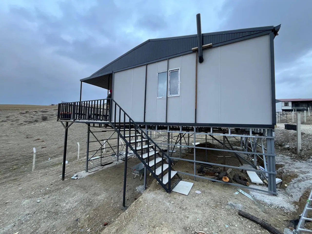 64 m² Prefabrik Ev: veranda ve dış merdiven