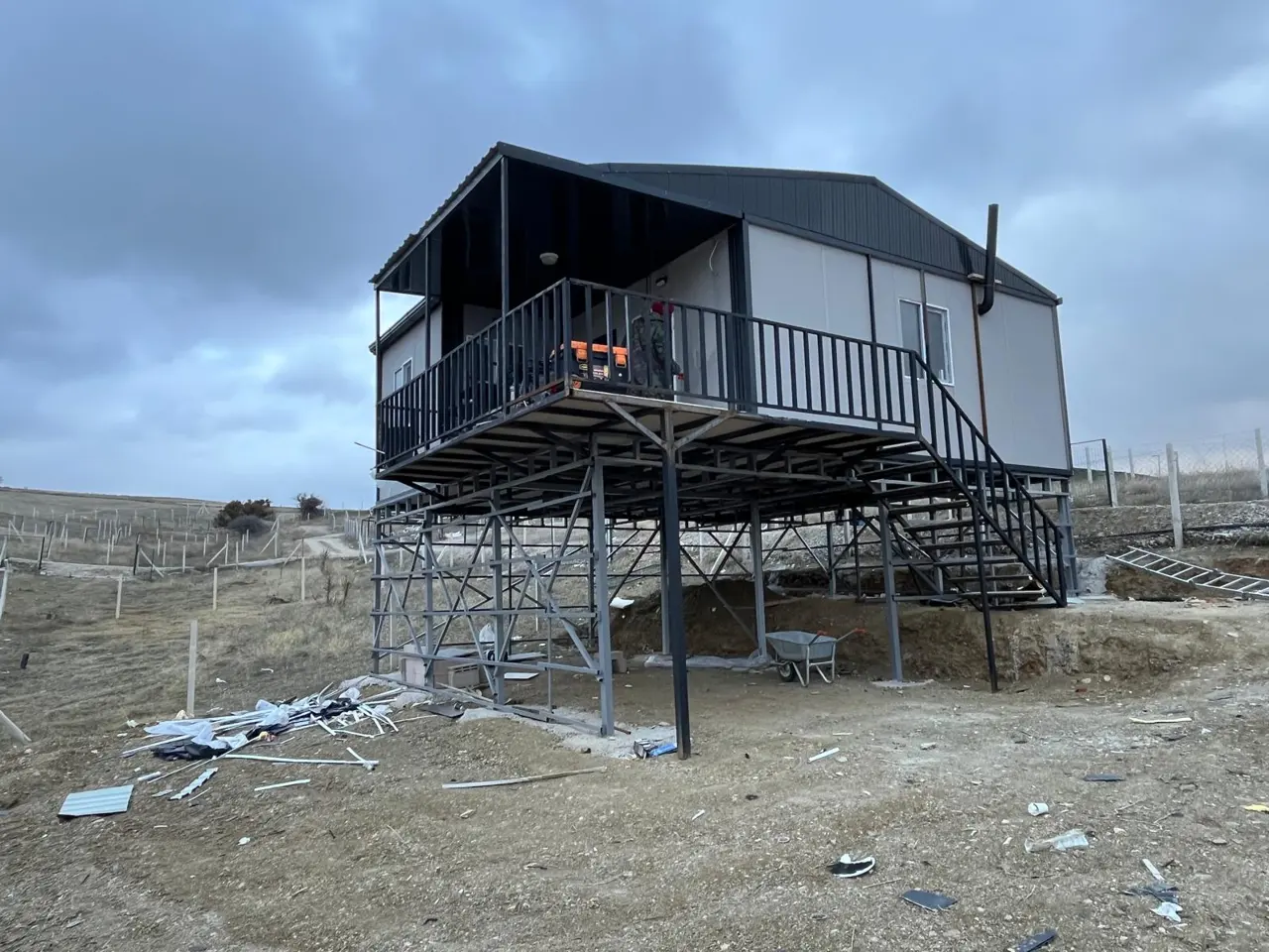64 m² Prefabrik Ev: köşe cephede yükseltilmiş veranda