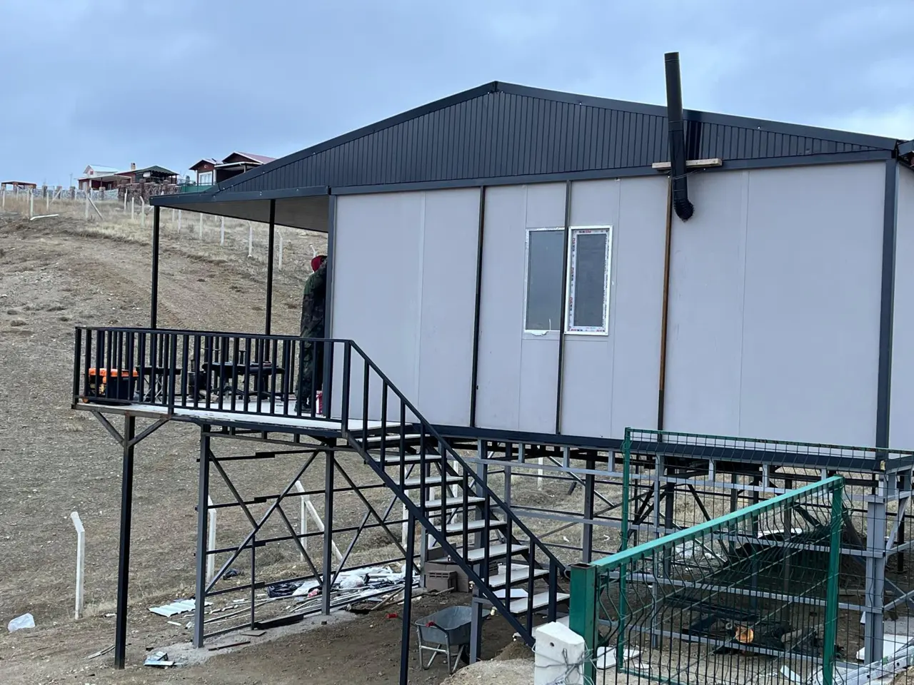 64 m² Prefabrik Ev: yan cepheye verandadan bakış