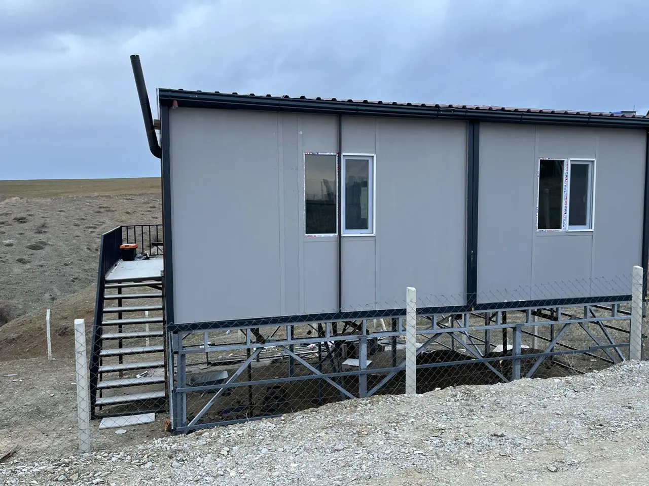 64 m² Prefabrik Ev: açık renk duvarda pencere düzeni