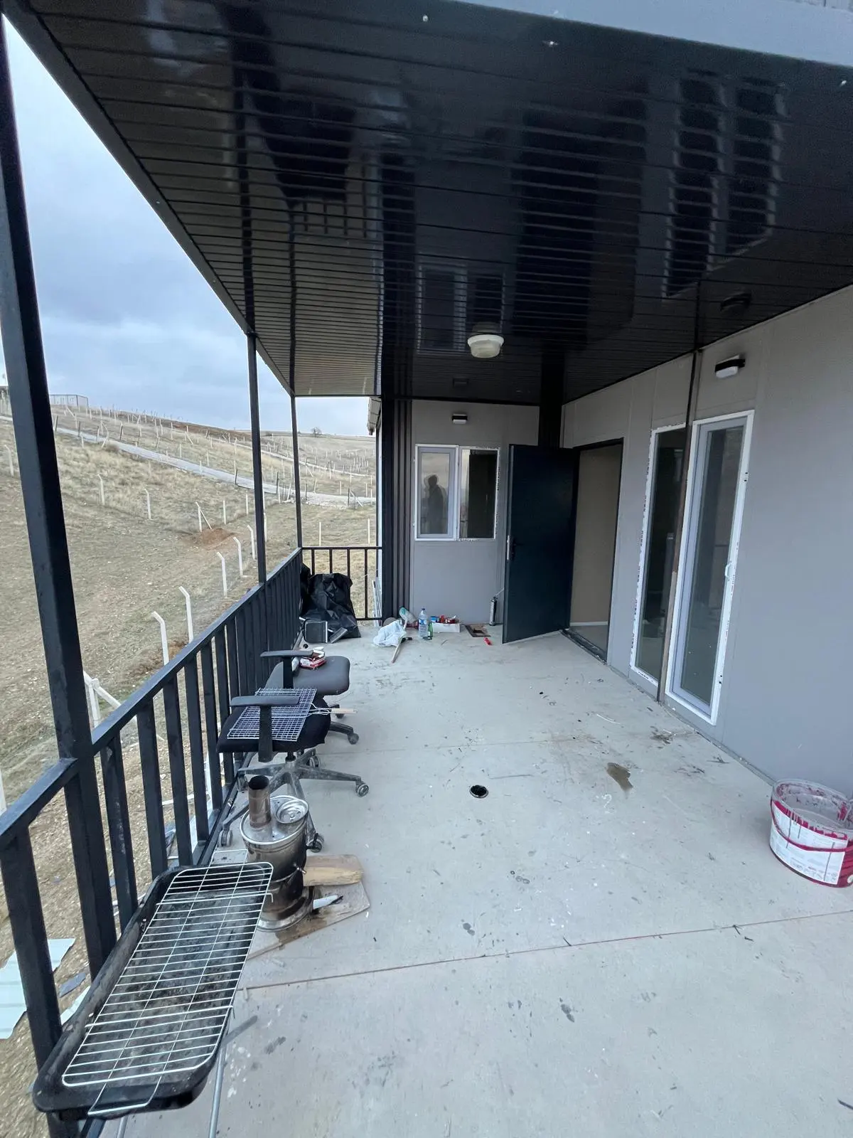 64 m² Prefabrik Ev: veranda korkuluğu boyunca geçiş
