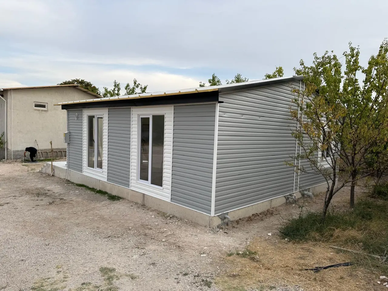 64 m² Prefabrik Ev: yan cephede kapı ve pencere