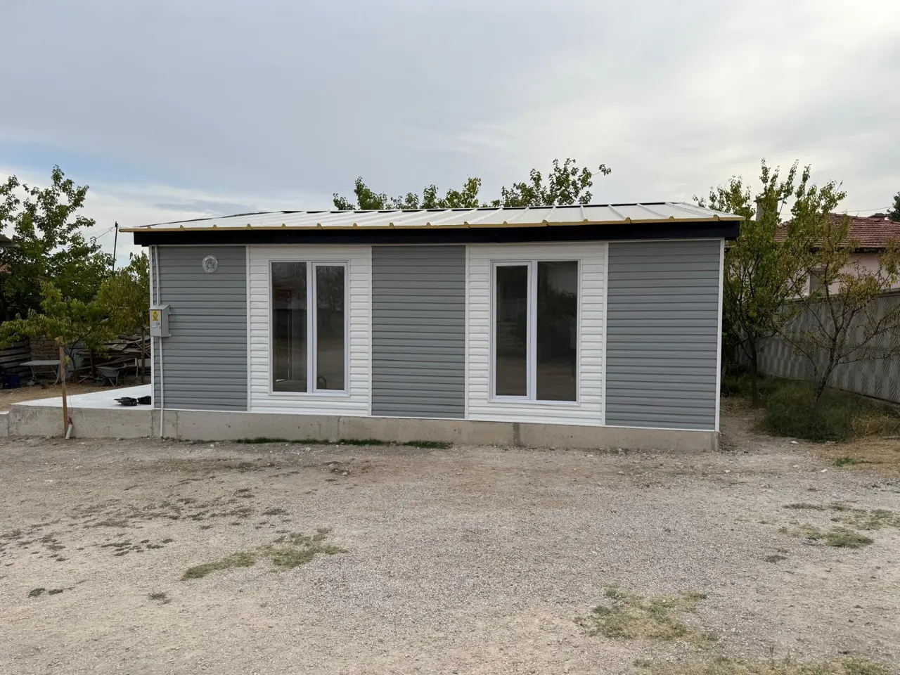 64 m² Prefabrik Ev: açık renk ön cephenin bahçe ilişkisi