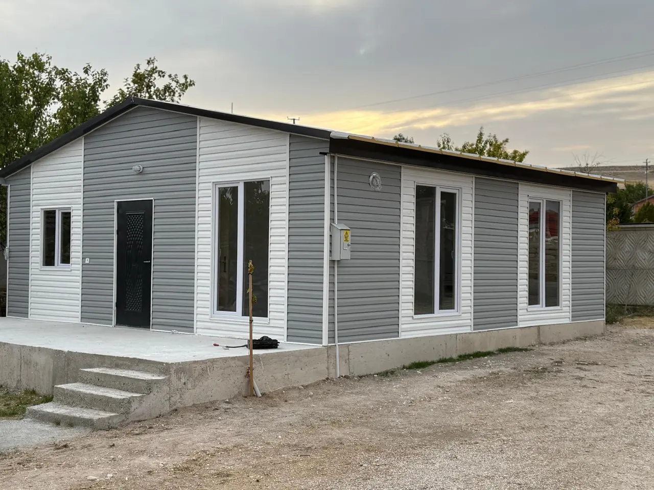 64 m² Prefabrik Ev: ön cephede camlı giriş