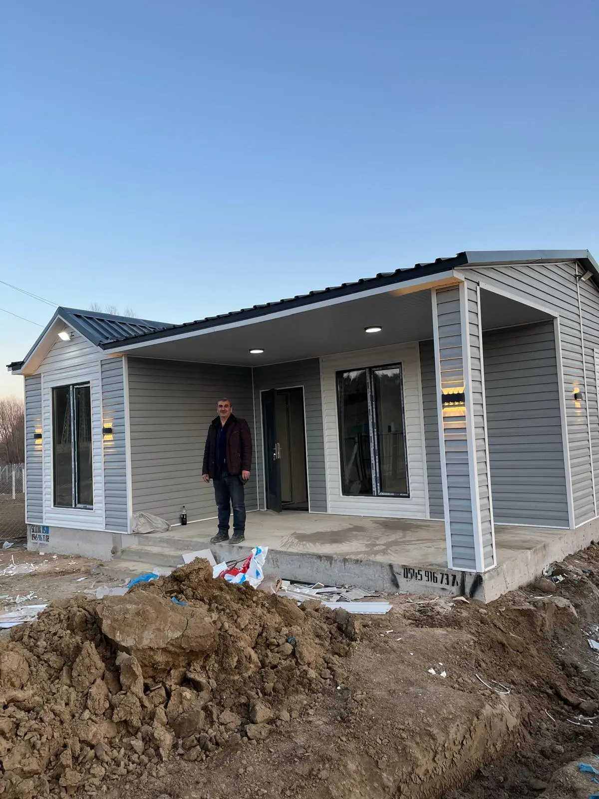 64 m² Prefabrik Ev: veranda kolonu ve çatı çıkması