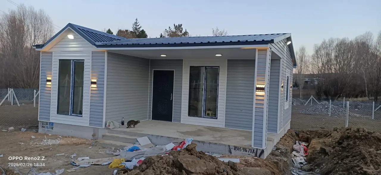 64 m² Prefabrik Ev: açık renk verandali ön cephe